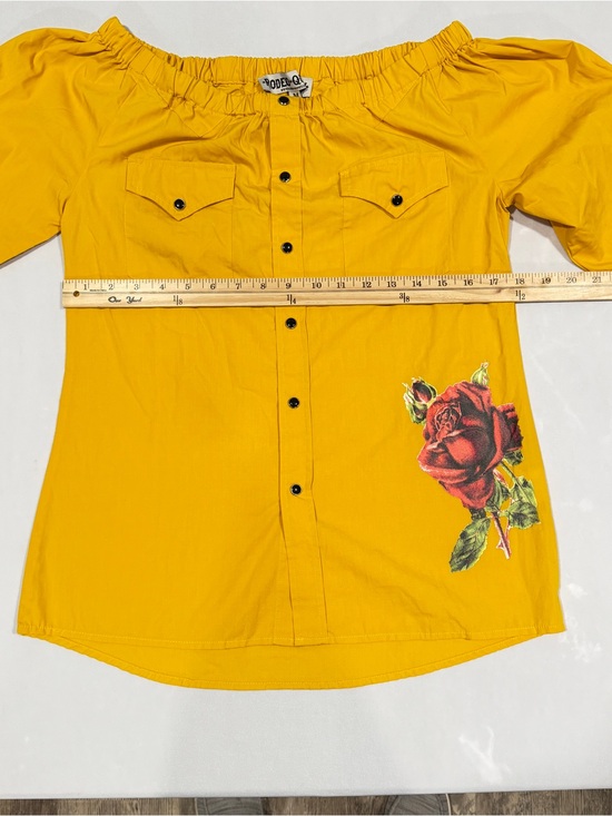 Rodeo Quincy Tops - Off-Shoulder Yellow Button-Front Blouse with Rose Graphic